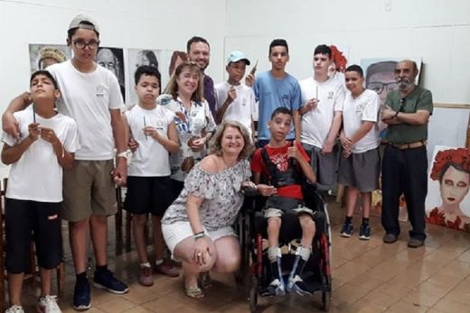 Alunos da Apae conhecem Escola Municipal de Artes