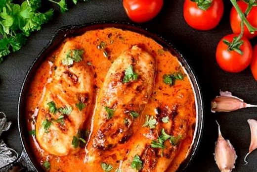 Frango com molho de tomate