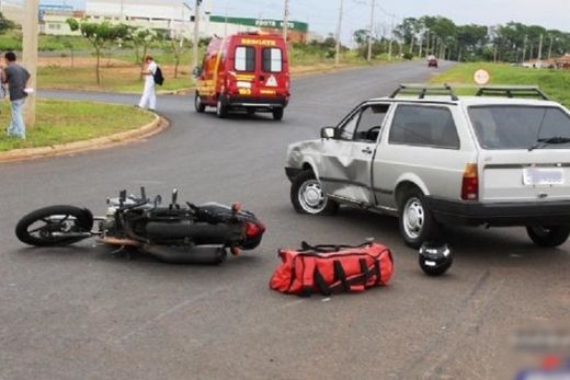 Moto-taxista fica gravemente ferido em acidente