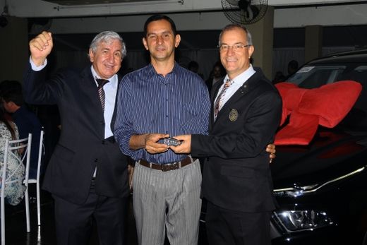 O ganhador da caminhonete Ademir Broio, com os rotarianos João Luiz Martins de Freitas e José Antônio Fragalli.