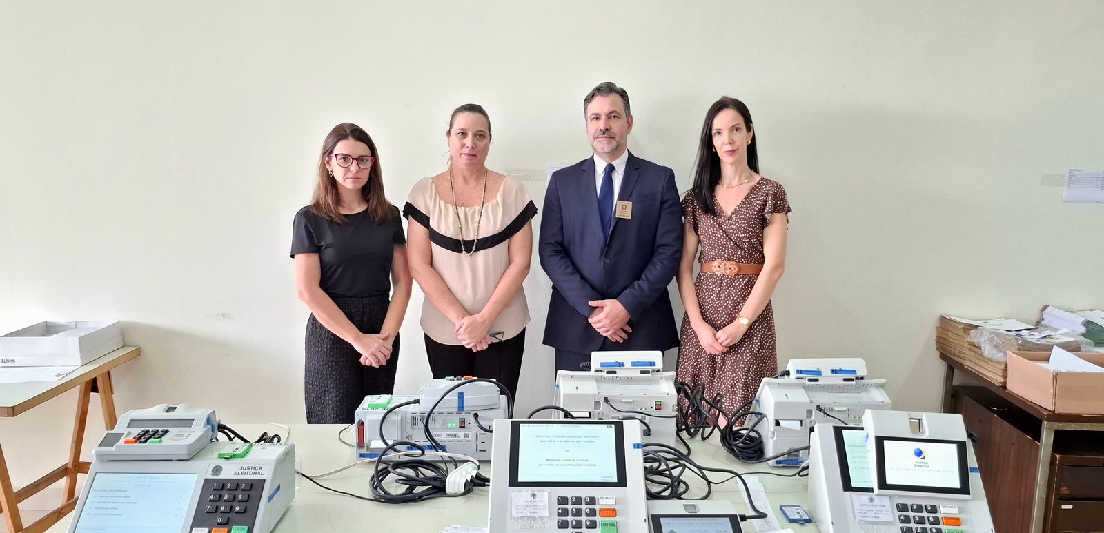Auditores. Larissa Grabosky (técnica judiciária), Daniela Rein (promotora eleitoral), Eduardo Abrahão (juiz eleitoral) e Talita Banhos Paula (chefe do Cartório Eleitoral)