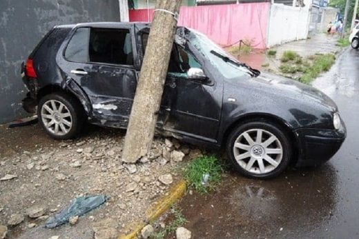 Colisão em poste deixa pai e filho feridos