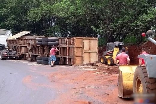 Carreta se desprende e tomba na Rodovia dos Pescadores