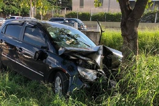 Carro desvia de bicicleta e bate em árvore