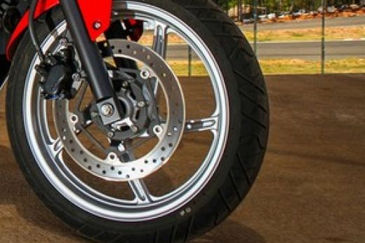 Acidente entre carro e moto na Av. Padre Nelson