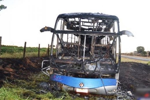 Ônibus de turismo fica destruído após incêndio