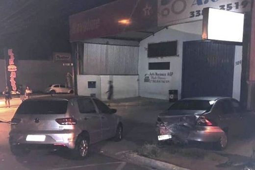 Carros se envolvem em acidente e são multados