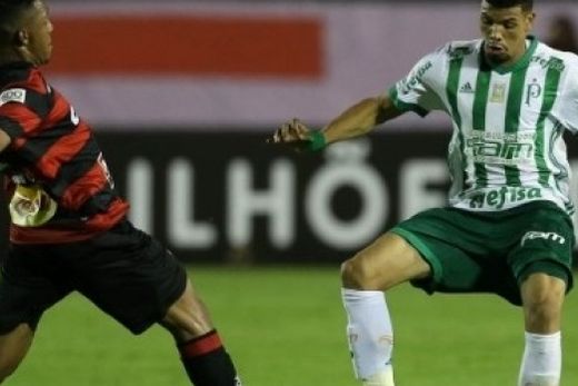 Juninho sofre drible de atacante do Vitória; zagueiro não se firmou e põe plano em xeque