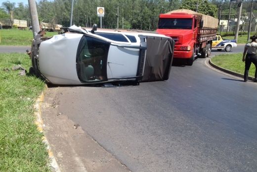 Carro tomba próximo ao Posto Laranjão em Matão
