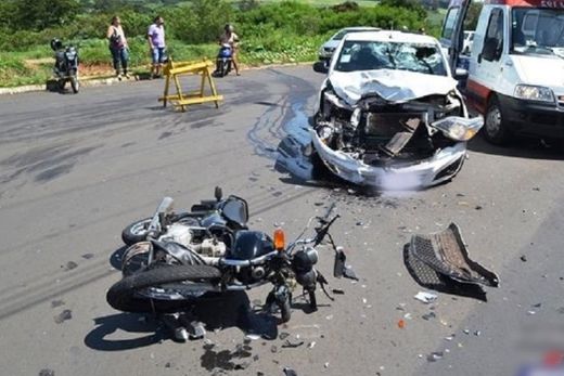 Moto destrói frente de pic-up em grave acidente