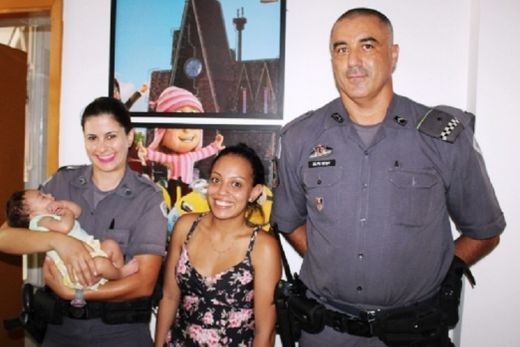 Policiais salvam bebê de engasgamento