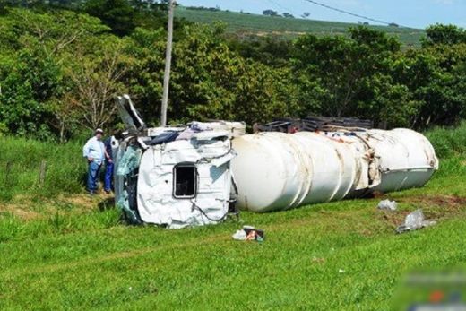 Caminhão tanque tomba com 30 mil litros de combustível