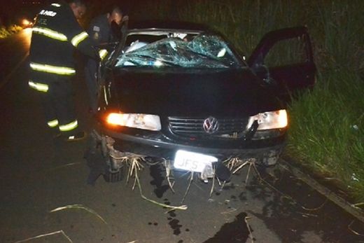 Carro capota e deixa 3 feridos na Rodovia do Trabalhador