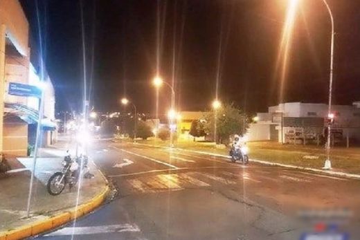 Colisão entre carro e moto deixa um gravemente ferido