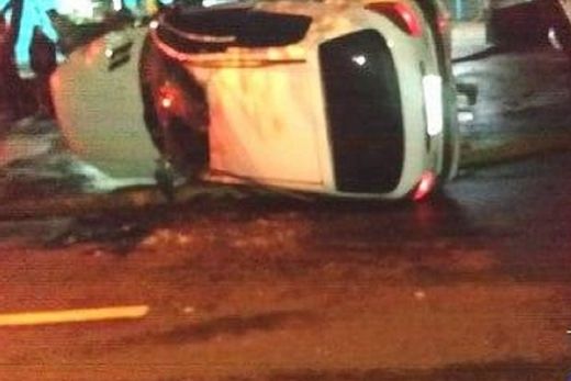 Carro bate em árvore e cai em cima de Gol estacionado
