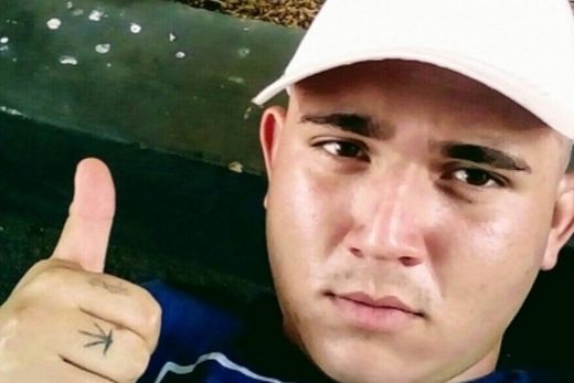 Jovem de 18 anos morre ao bater moto em poste