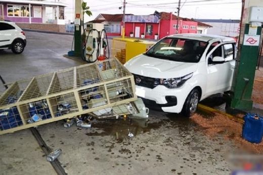 Carro invade posto e por pouco não provoca tragédia