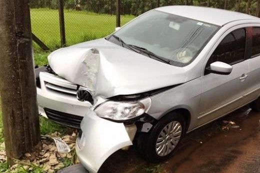 Carro colidido em poste é encontrado na Av. Ludwig Eckes