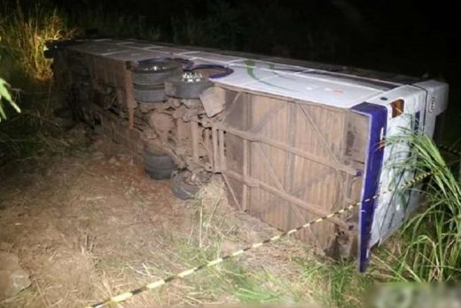 Ônibus é fuzilado por assaltantes e motorista morre