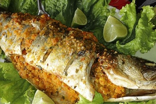 Peixe assado e recheado com farofa