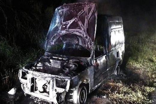 Carro pega fogo e ocupantes sofrem queimaduras graves