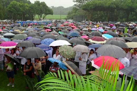 Com chuva, Procissão de Ramos reune 4 mil fiéis