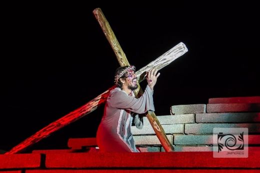Encenação Paixão de Cristo reúne multidão de fiéis.