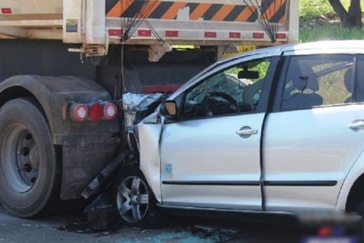 Idoso morre ao bater carro na traseira de carreta