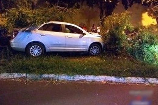 Quadrilha rouba, apavora e bate carro