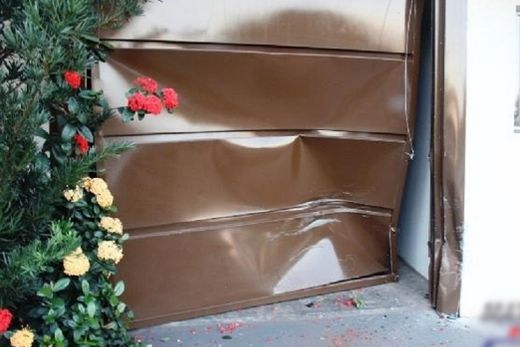 Carro arrebenta portão da casa de empresários