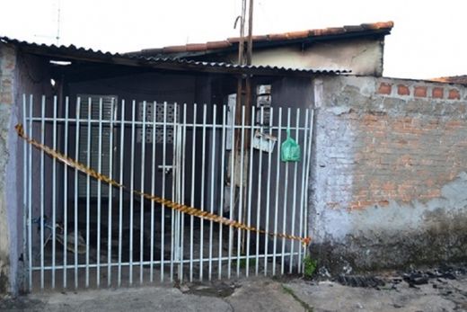 Casa pega fogo e Bombeiros interditam o local