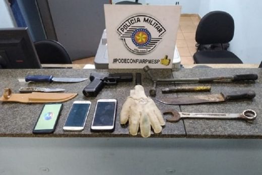 Policiais detêm 6 pessoas tentando furtar residência