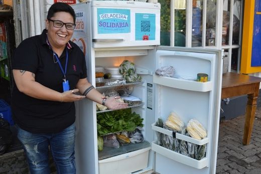 Geladeira Solidária: 'Quem tem põe, quem não tem tira'