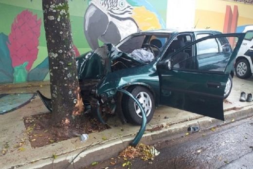 Acidente deixa motorista inconsciente na Tarallo Mendes