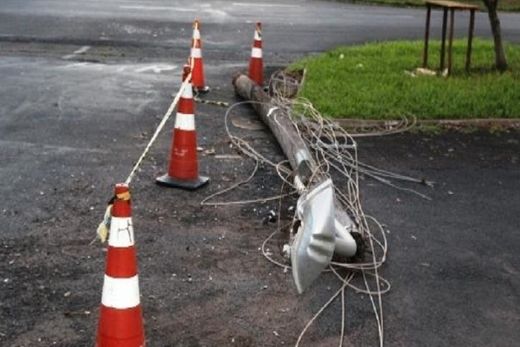 Poste de energia cai e causa prejuízos