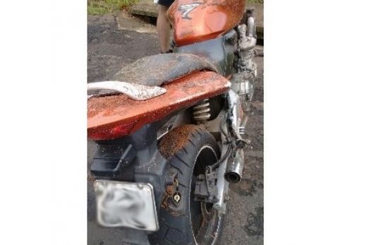 Terra acumulada em asfalto causa queda de motociclista