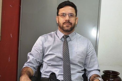 Homem tenta agredir amásia