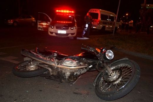 Mulher foge de viatura e colide com uma Van Escolar