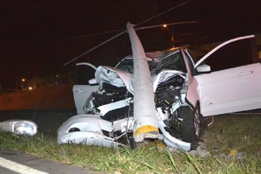 Colisão de carro em poste deixa mulher ferida