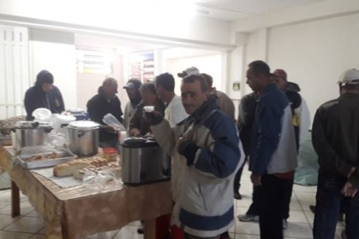 Paróquia acolhe moradores de rua