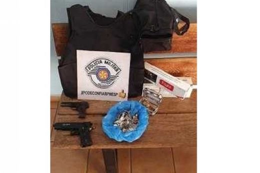 PM apreende colete, armas e joias no Bosque