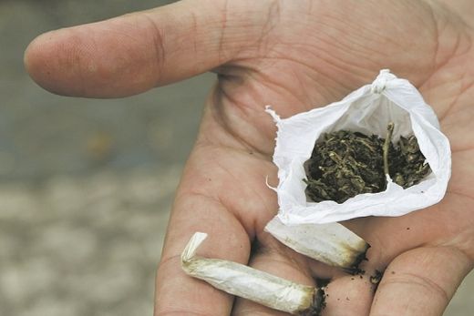 Alunas são flagradas fumando maconha em escola