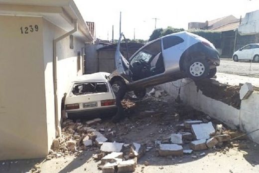 Carro sem freio invade residência e garota fica ferida