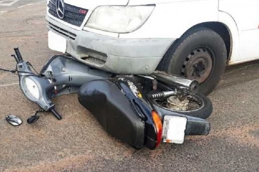 Honda Biz e Van escolar se envolvem em acidente