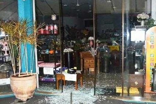 Ladrões quebram porta e furtam loja no Centro