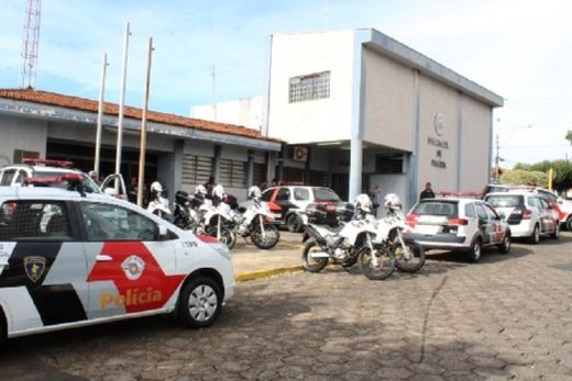 Operação policial tem apreensão de drogas, carro e arma