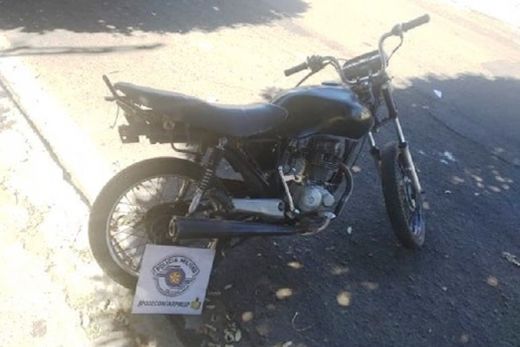 Menor é surpreendido com droga, dinheiro e moto furtada