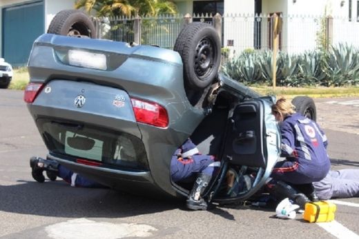 Carro capota após colisão