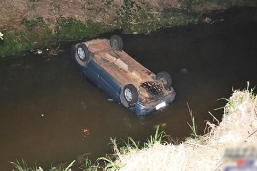 Motorista perde o controle e carro cai no rio
