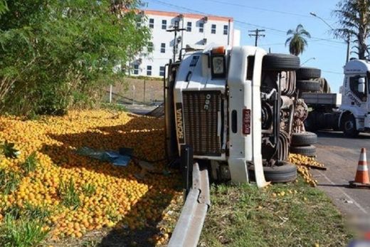 Carreta carregada de laranja tomba em rotatória